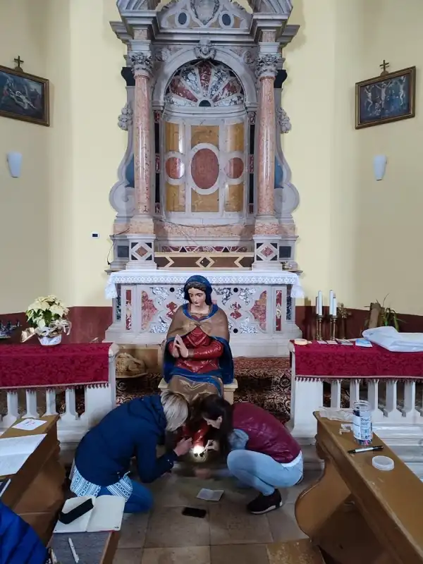 DEMONTAŽA SKULPTURE „BOGORODICA S DJETETOM“ ŽUPNE CRKVE SV. ZENONA RADI PRIVREMENOG PRESELJENJA I RESTAURACIJE