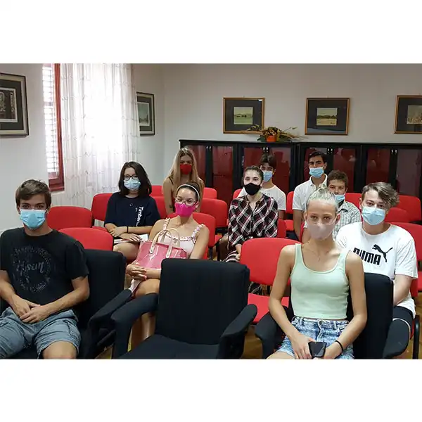 Informazione sul conferimento dei premi agli alunni che hanno conseguito ottimi risultati scolastici nel 2021.