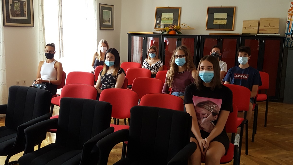 Informazione sul conferimento dei premi agli alunni che hanno conseguito ottimi risultati scolastici