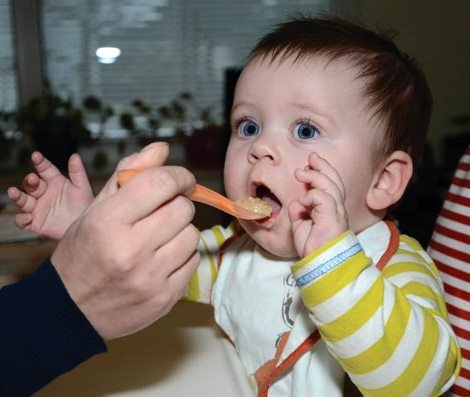 Educazione sulla corretta alimentazione per neonati