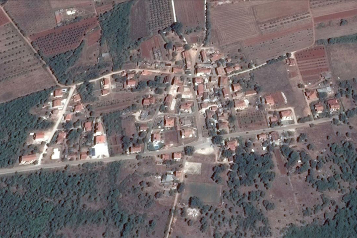 Na slici se vidi cijelo naselje Fiorini sa poljima i šumama oko njega. Slika prikazuje naselje sa velike visine te je ona izrađena pomoću satelita Google Maps-a.