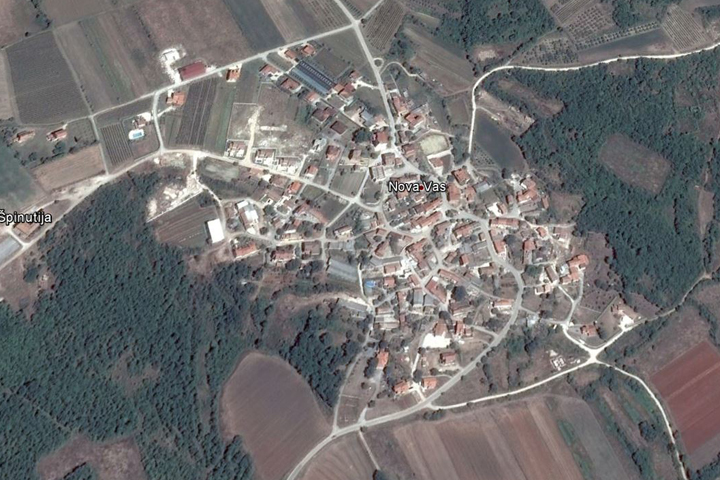 Na slici se vidi cijelo naselje Nova Vas sa poljima i šumama oko njega. Slika prikazuje naselje sa velike visine te je ona izrađena pomoću satelita Google Maps-a.