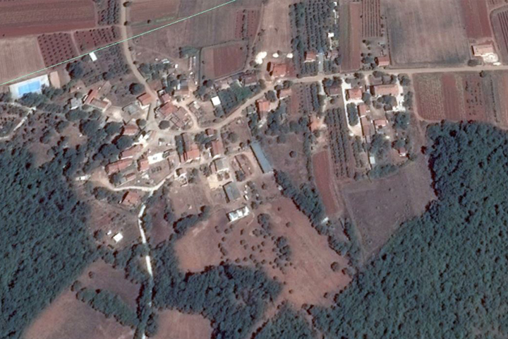 Na slici se vidi cijelo naselje Radini sa poljima i šumama oko njega. Slika prikazuje naselje sa velike visine te je ona izrađena pomoću satelita Google Maps-a.