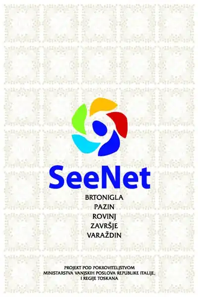 Questa foto ha la forma di un foglio A4 in posizione verticale. Si tratta della copertina della brochure SeeNet. Nell'immagine, al centro in alto, c'è il logo SeeNet: cinque foglie disposte in forma circolare, in cinque diversi colori. In senso orario: a mezzogiorno c'è una foglia gialla, seguita dalle foglie rossa, blu scuro, celeste e infine c'è una foglia verde. Sotto il logo c'è la scritta "SeeNet" in blu scuro con la lettera iniziale maiuscola S e la lettera maiuscola N. Sotto il titolo ci sono le città coinvolte in questo progetto. Una sotto l'altra, in caratteri neri, sono scritte nell'ordine le seguenti città o comuni: Verteneglio, Pisino, Rovigno, Piemonte, Varaždin. Il link che si attiva cliccando il pulsante porta a un documento in formato PDF con la descrizione del progetto SeeNet.