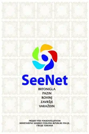 Questa foto ha la forma di un foglio A4 in posizione verticale. Si tratta della copertina della brochure SeeNet. Nell'immagine, al centro in alto, c'è il logo SeeNet: cinque foglie disposte in forma circolare, in cinque diversi colori. In senso orario: a mezzogiorno c'è una foglia gialla, seguita dalle foglie rossa, blu scuro, celeste e infine c'è una foglia verde. Sotto il logo c'è la scritta "SeeNet" in blu scuro con la lettera iniziale maiuscola S e la lettera maiuscola N. Sotto il titolo ci sono le città coinvolte in questo progetto. Una sotto l'altra, in caratteri neri, sono scritte nell'ordine le seguenti città o comuni: Verteneglio, Pisino, Rovigno, Piemonte, Varaždin. Il link che si attiva cliccando il pulsante porta a un documento in formato PDF con la descrizione del progetto SeeNet.